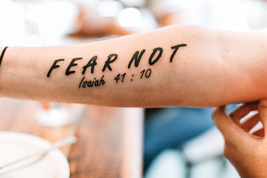 Descoperă Secretele Modei Creștine cu Tricourile Faith Over Fear de la Lord Inspired - Lord Inspired